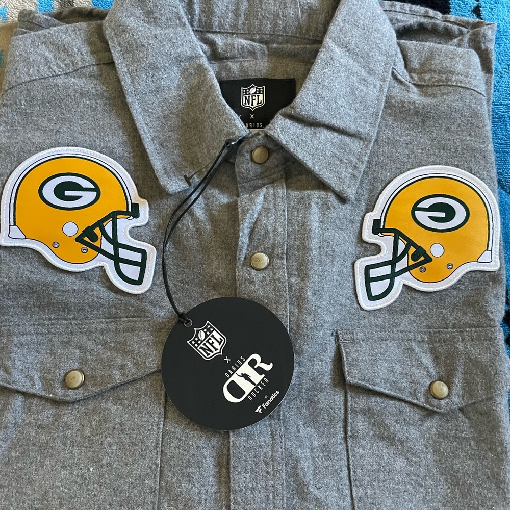 Men’s NFL Greenbay Packers button up shirt